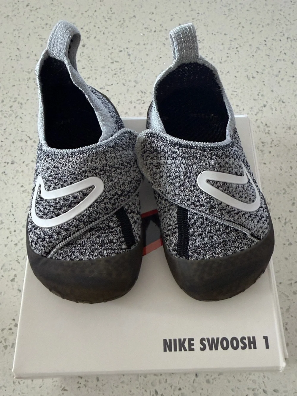 Nike Swoosh 1 black/white wolf grey 7C